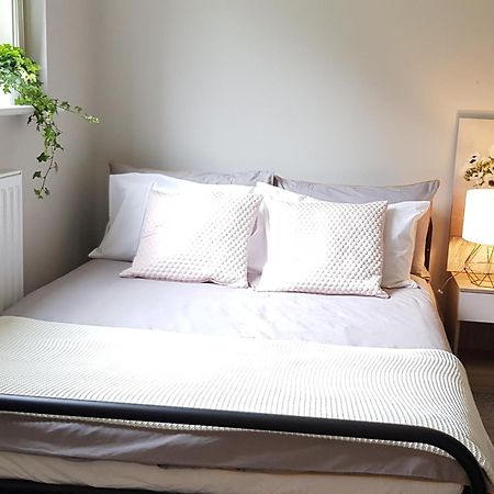 Beautiful 6 Bedroom Holiday Home, Manchester Wythenshawe Esterno foto