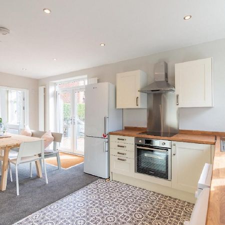 Beautiful 6 Bedroom Holiday Home, Manchester Wythenshawe Esterno foto