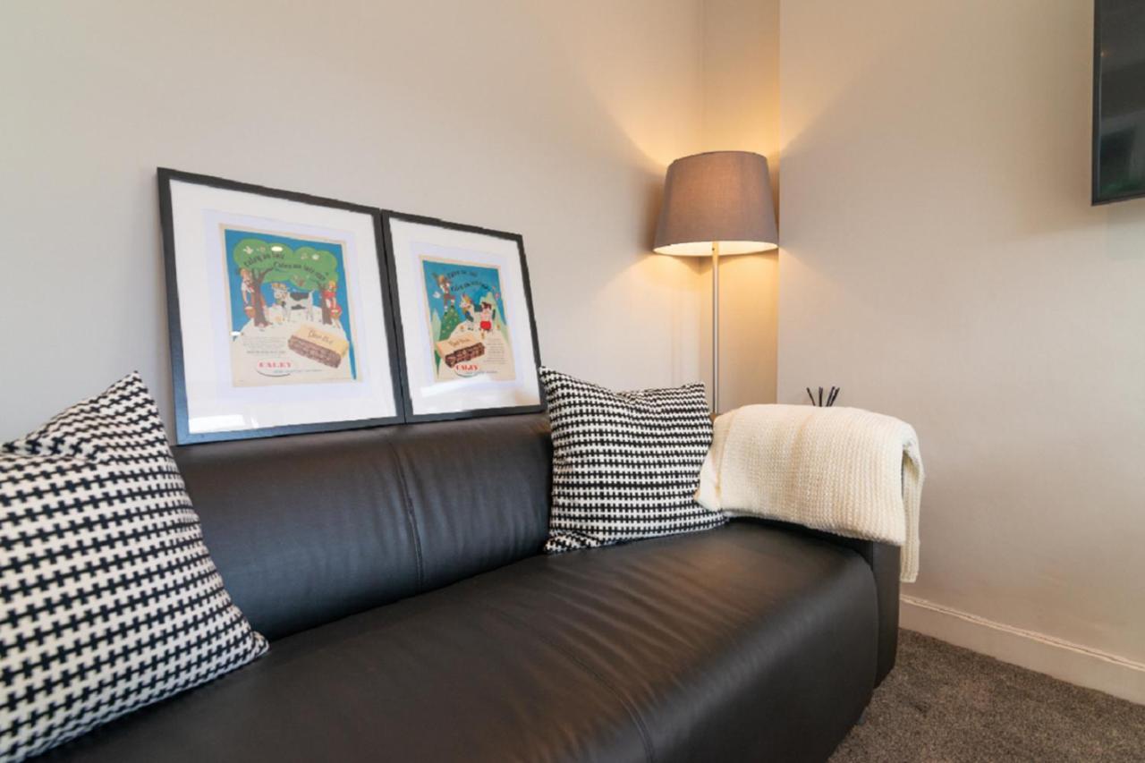 Beautiful 6 Bedroom Holiday Home, Manchester Wythenshawe Esterno foto