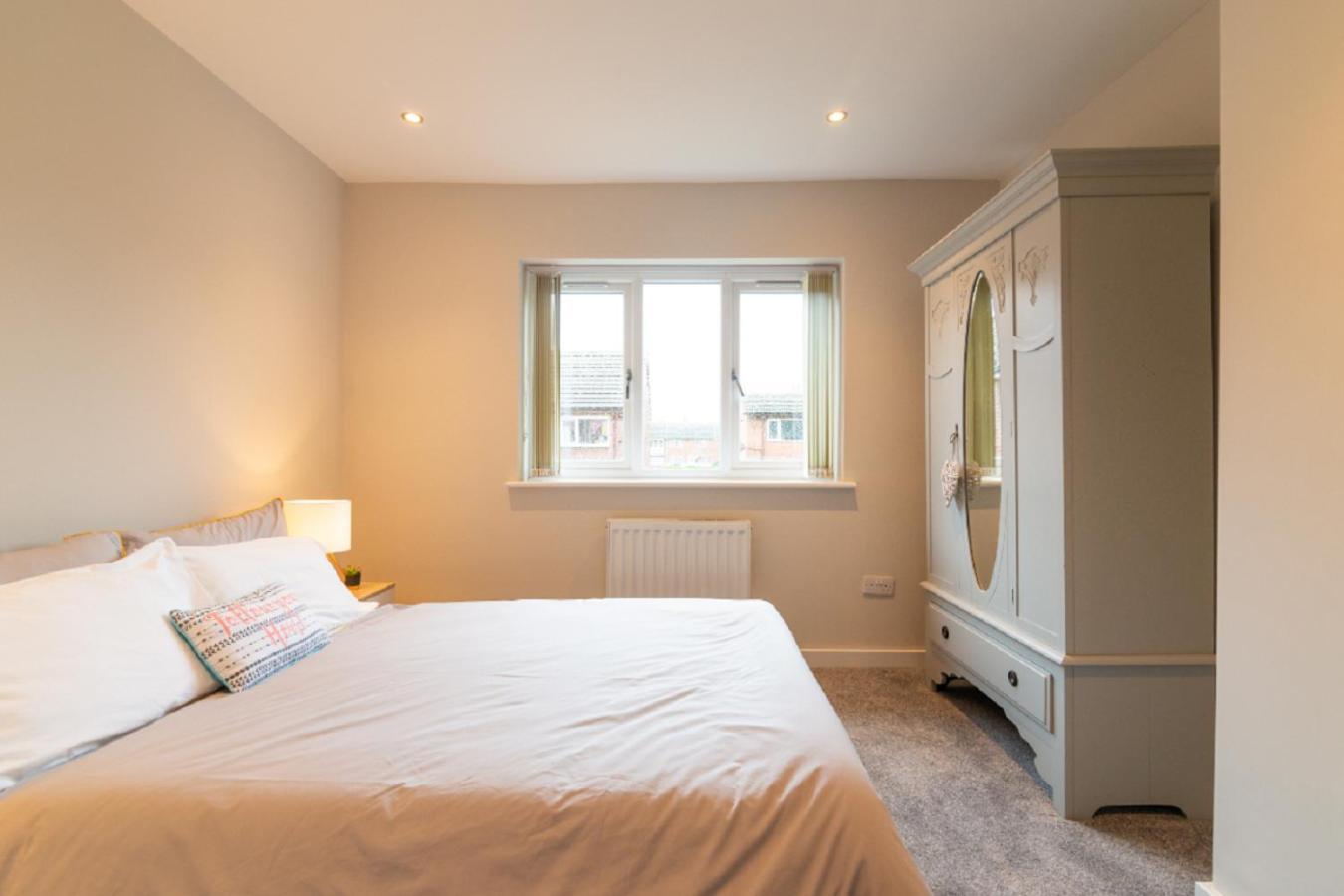 Beautiful 6 Bedroom Holiday Home, Manchester Wythenshawe Esterno foto