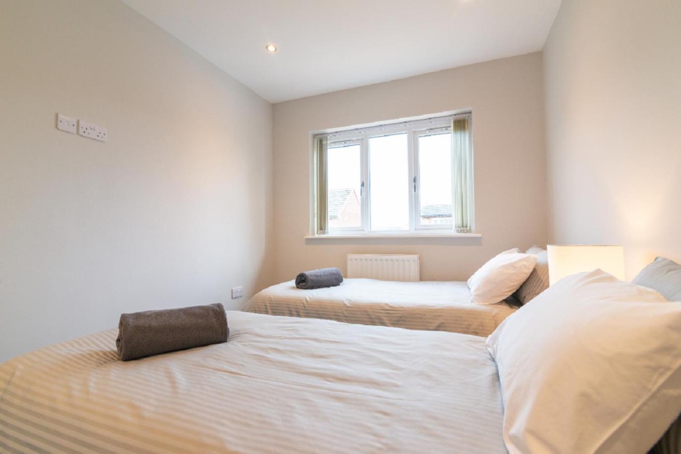 Beautiful 6 Bedroom Holiday Home, Manchester Wythenshawe Esterno foto