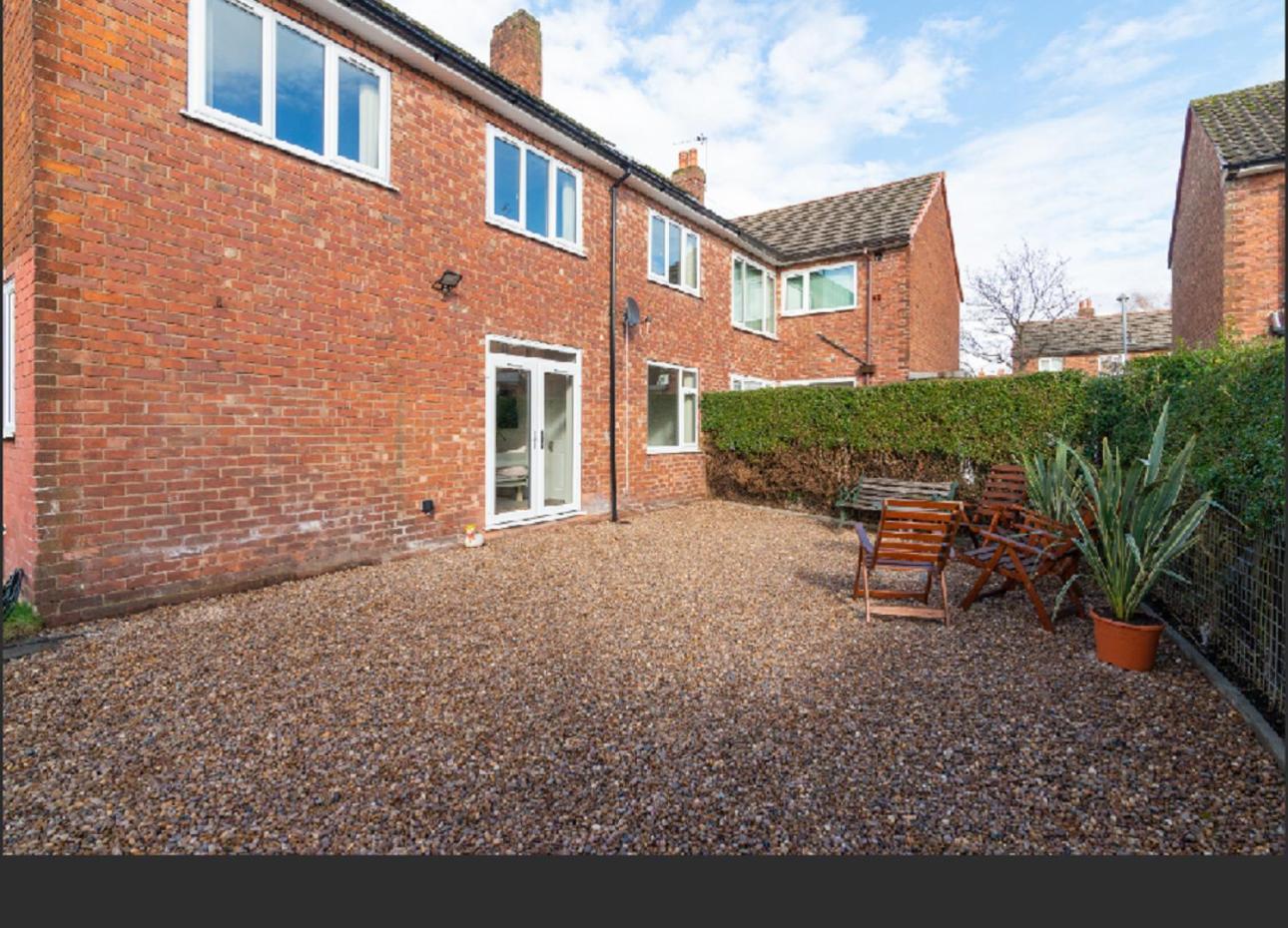 Beautiful 6 Bedroom Holiday Home, Manchester Wythenshawe Esterno foto