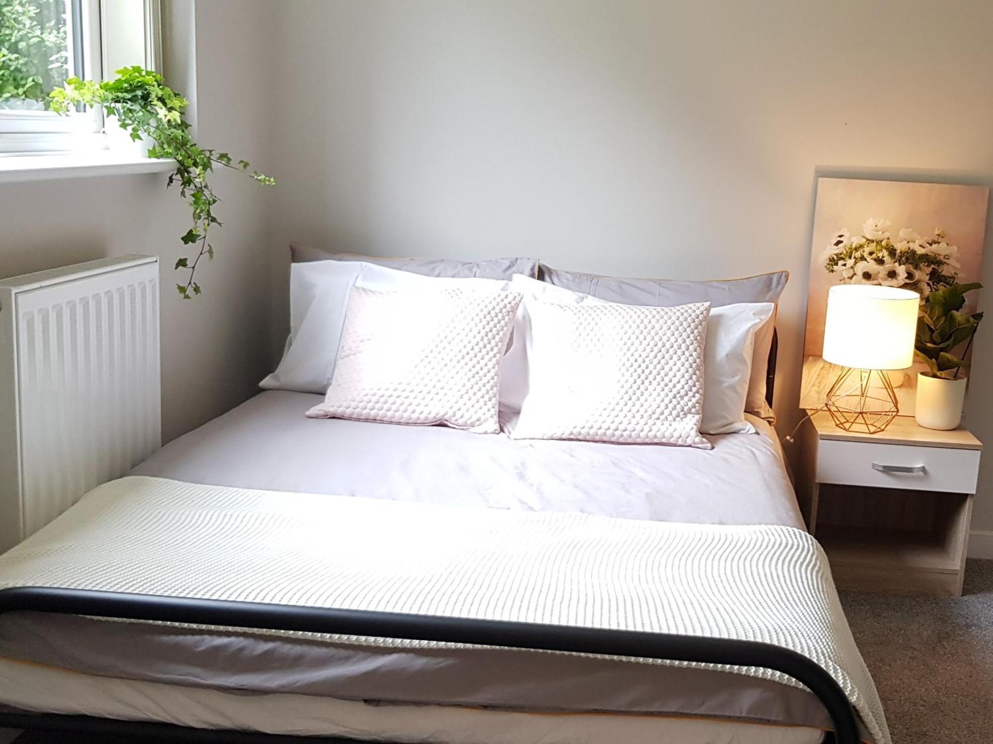 Beautiful 6 Bedroom Holiday Home, Manchester Wythenshawe Esterno foto