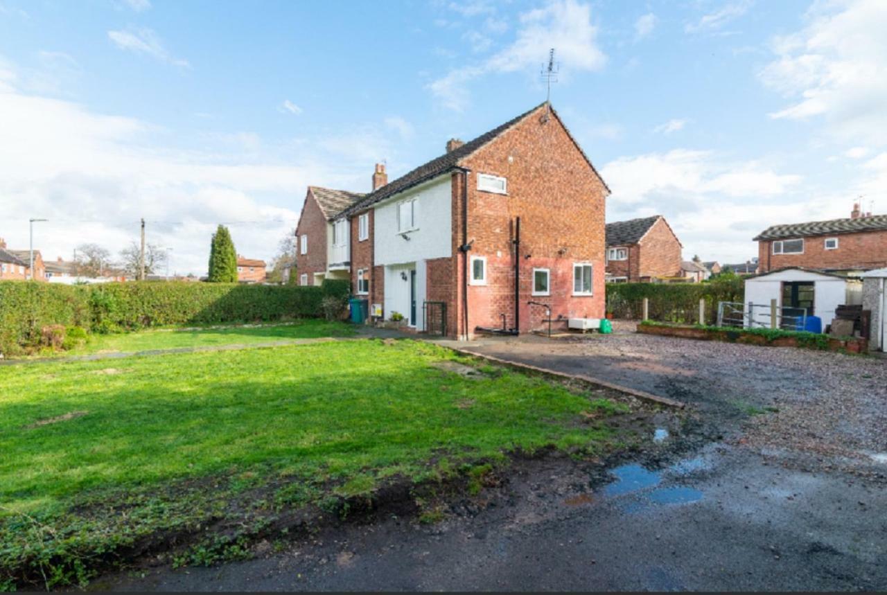 Beautiful 6 Bedroom Holiday Home, Manchester Wythenshawe Esterno foto