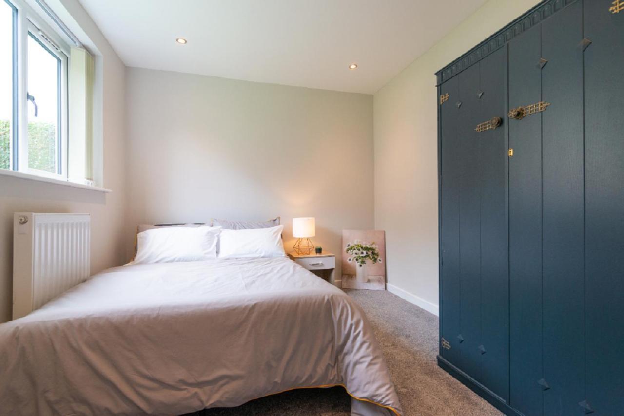 Beautiful 6 Bedroom Holiday Home, Manchester Wythenshawe Esterno foto