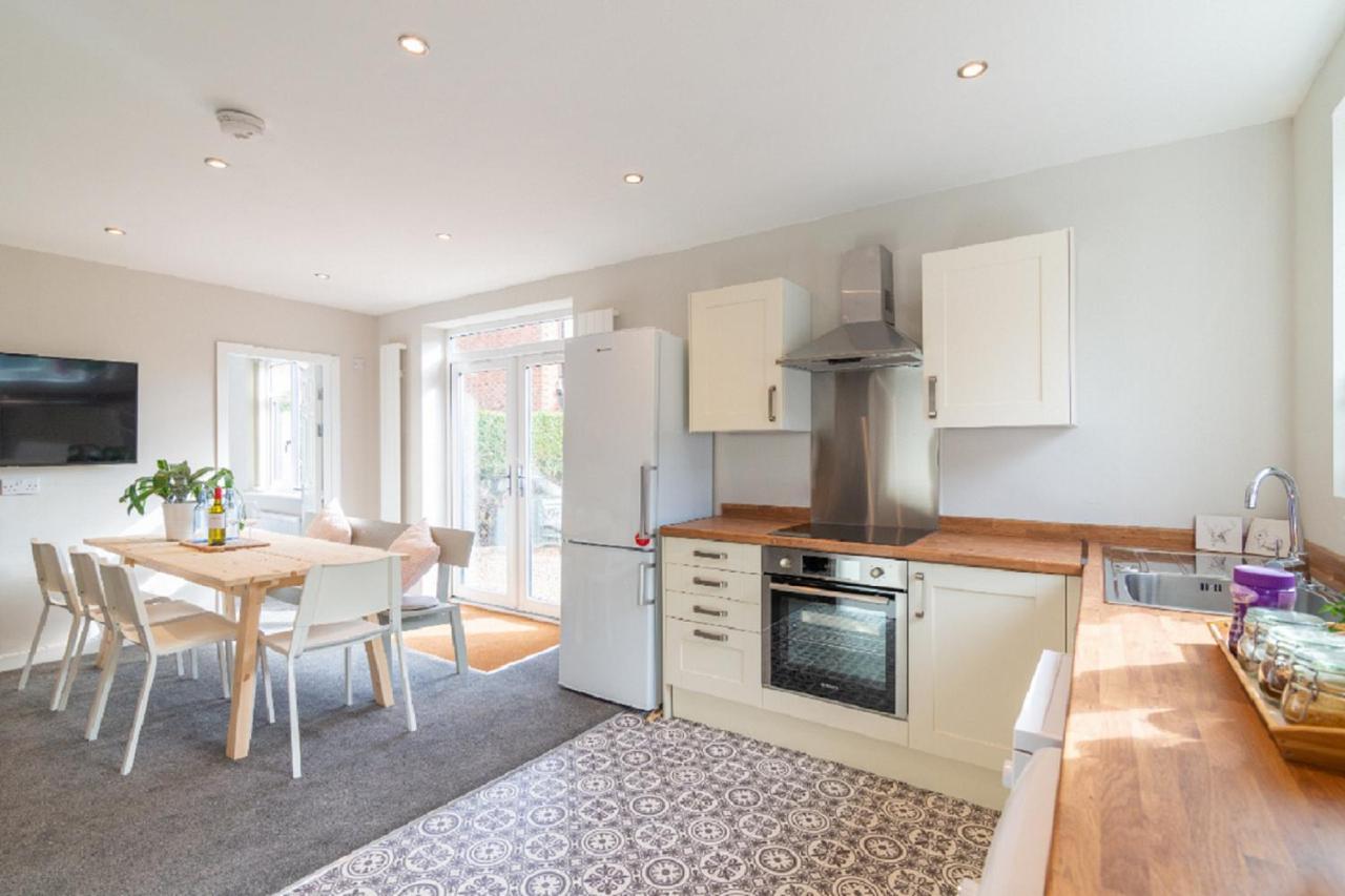Beautiful 6 Bedroom Holiday Home, Manchester Wythenshawe Esterno foto