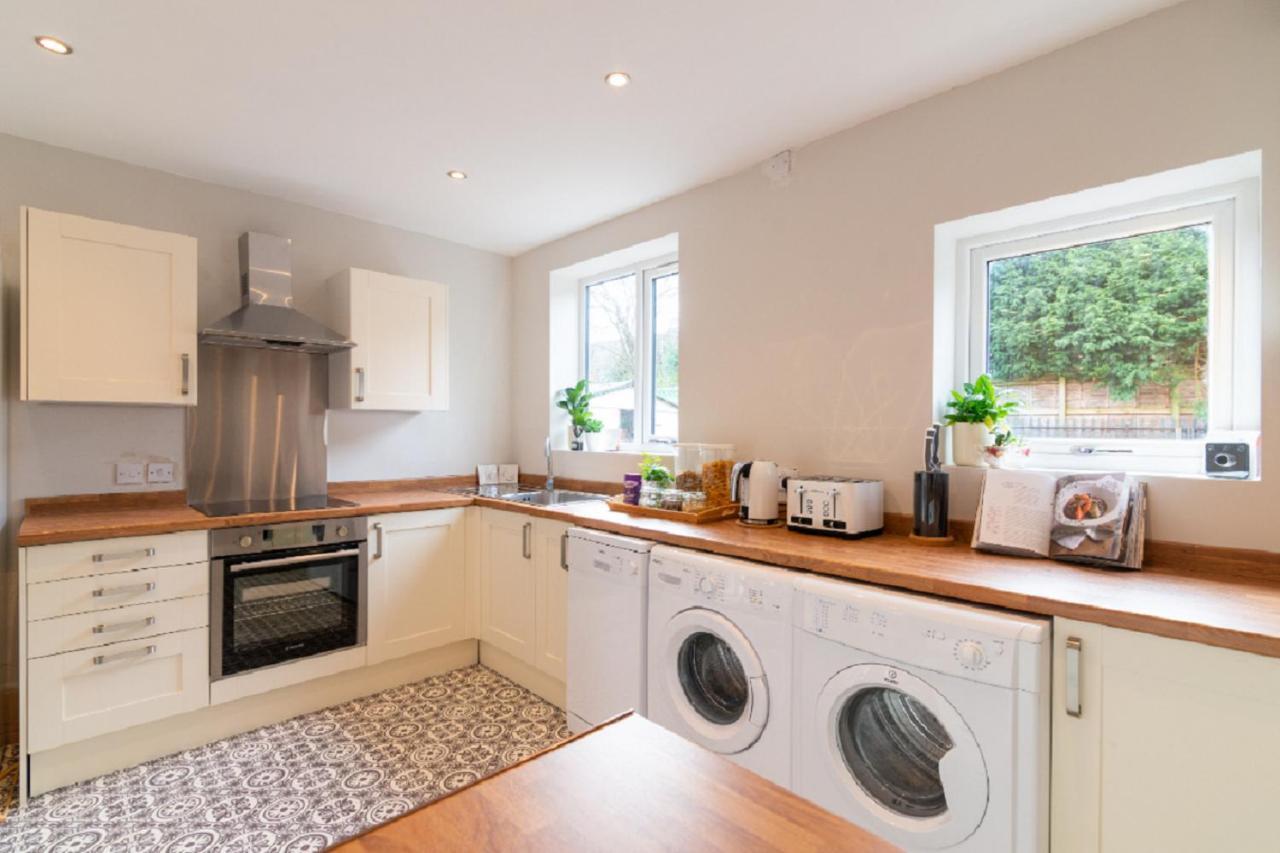 Beautiful 6 Bedroom Holiday Home, Manchester Wythenshawe Esterno foto