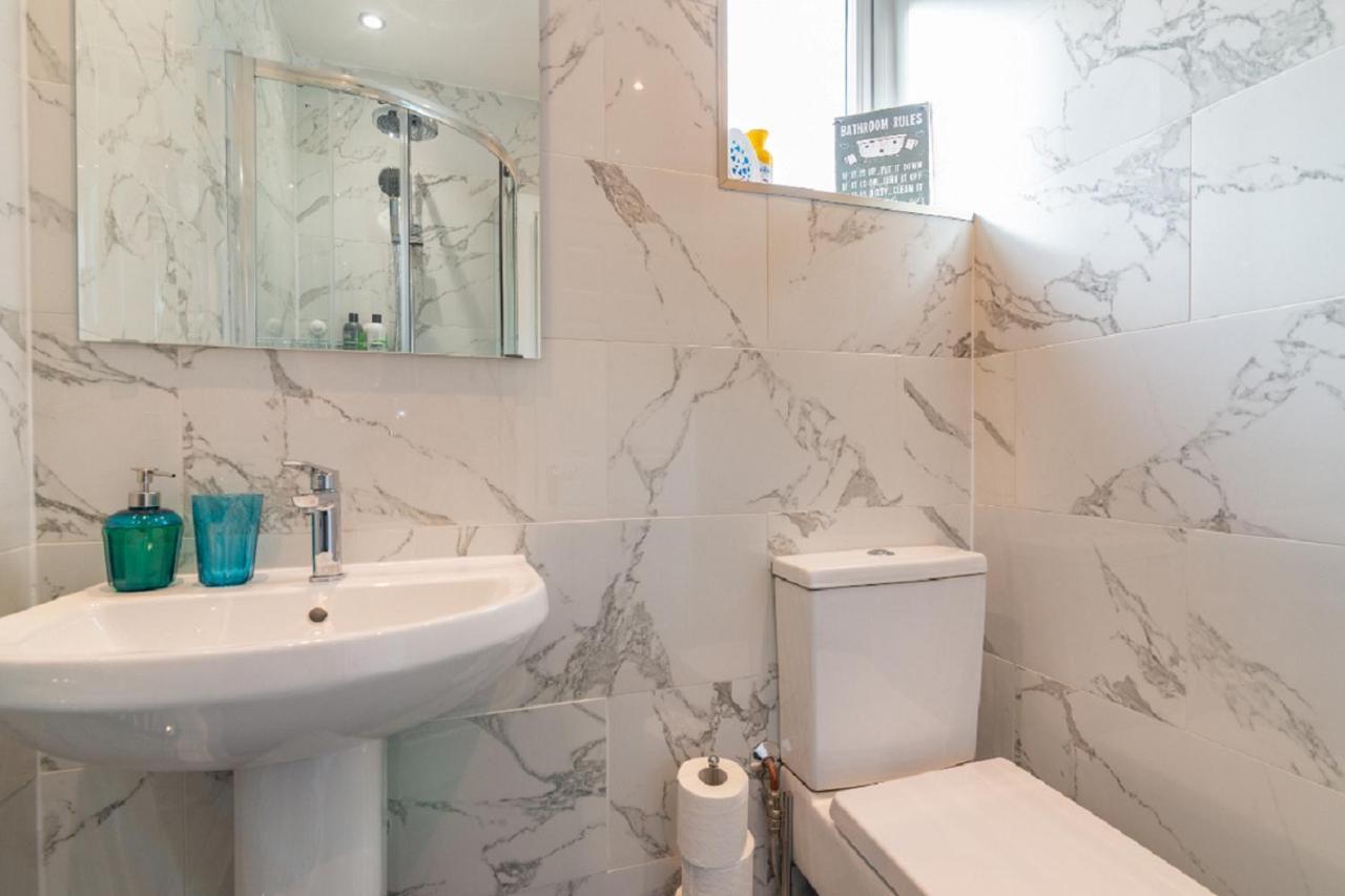 Beautiful 6 Bedroom Holiday Home, Manchester Wythenshawe Esterno foto