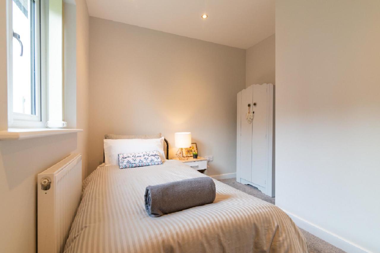 Beautiful 6 Bedroom Holiday Home, Manchester Wythenshawe Esterno foto